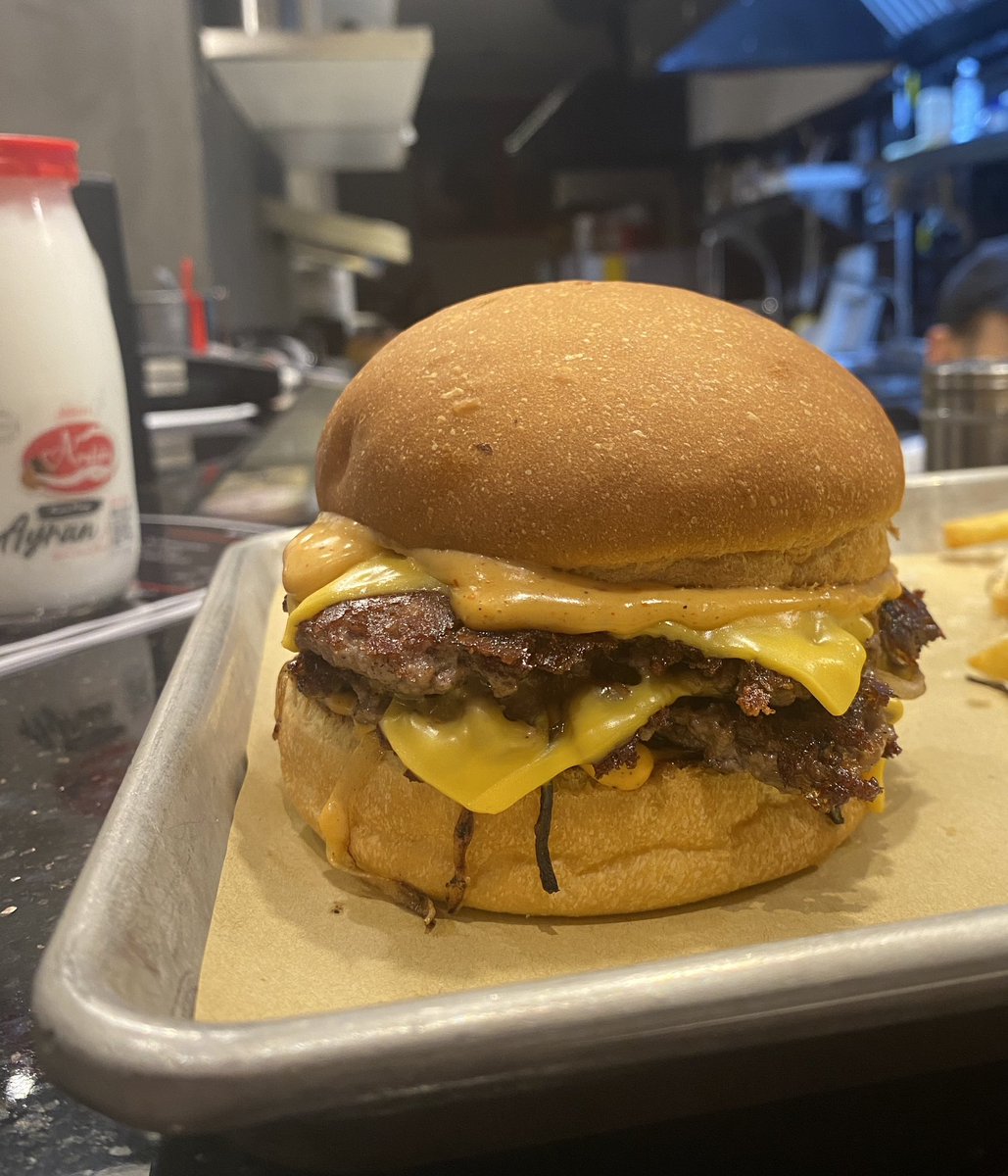 bilgecontent's tweet photo. Ankara’daki tek tercihimiz olan Hoop Burger , Smash/HotDog çeşitleri , Nata Turtası ve özellikle trüfü milimetrik azalmayan üstün kalitesini korumaya devam ediyor. Bileşenleri ve niş mide dostu tarifleriyle şehirdeki ticari burgercileri fark ile geride bırakmaya devam ediyor. https://t.co/oAEbCufDpv