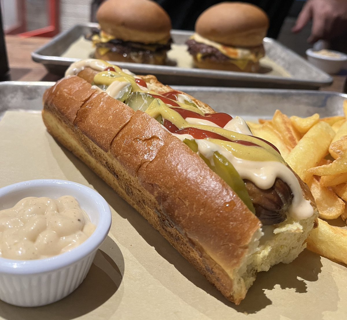 bilgecontent's tweet photo. Ankara’daki tek tercihimiz olan Hoop Burger , Smash/HotDog çeşitleri , Nata Turtası ve özellikle trüfü milimetrik azalmayan üstün kalitesini korumaya devam ediyor. Bileşenleri ve niş mide dostu tarifleriyle şehirdeki ticari burgercileri fark ile geride bırakmaya devam ediyor. https://t.co/oAEbCufDpv