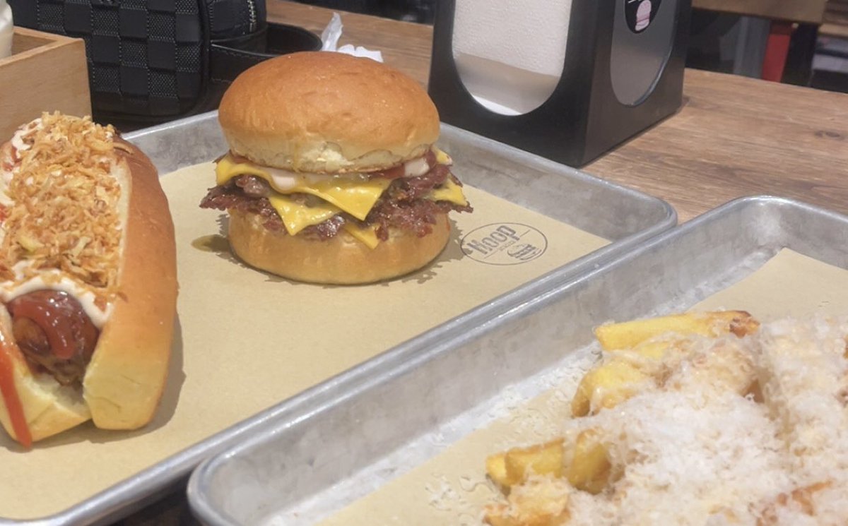 bilgecontent's tweet photo. Ankara’daki tek tercihimiz olan Hoop Burger , Smash/HotDog çeşitleri , Nata Turtası ve özellikle trüfü milimetrik azalmayan üstün kalitesini korumaya devam ediyor. Bileşenleri ve niş mide dostu tarifleriyle şehirdeki ticari burgercileri fark ile geride bırakmaya devam ediyor. https://t.co/oAEbCufDpv