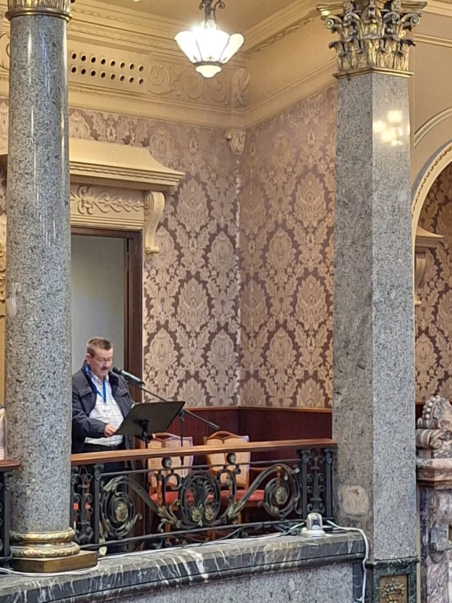 AjuntamentVLC's tweet image. El portavoz de #Natzaret Unido explica en el #PleValència que el vecindario está cansado de promesas sobre el soterramiento de las vías de Serraría. Relaciona otros municipios que disfrutan de proyectos millonarios similares, mientras que #València vive una marginación histórica.