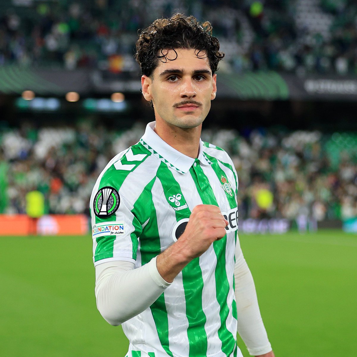 Real Betis’in geçen sezon başında Brezilya’dan sadece 6 milyon euro karşlığında kadrosuna kattığı orta saha
Johnny Cardoso (2001🇺🇸) yakın zamanda bir üst seviyeye gidecek gibi..

Oyunun iki yönünü oynayabilme , dinamiklik ve yeterli düzeyde teknik kapasite.

Çalışkan 6-8

👍