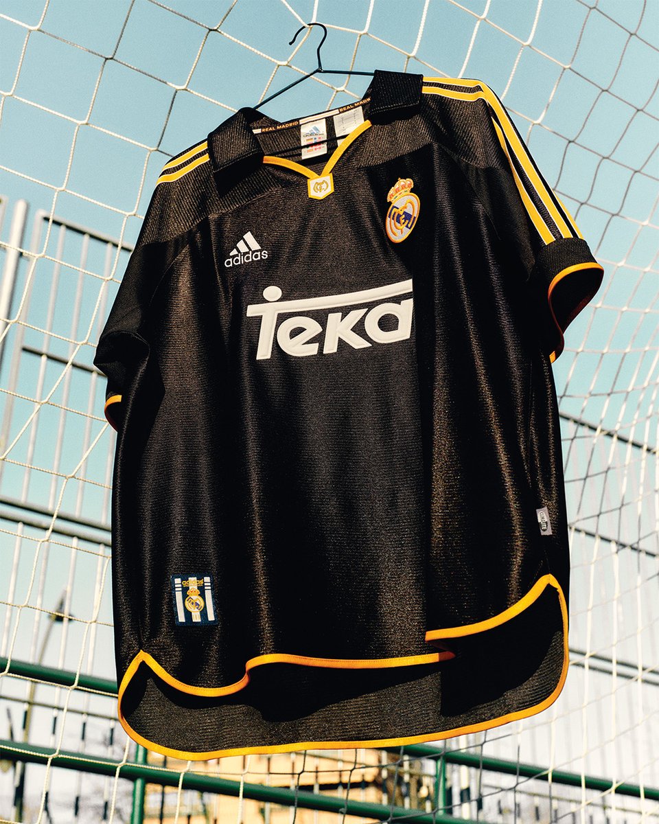 realmadridjapan's tweet photo. 🤩 流行り廃りのない定番...
@adidasfootball | #RMCFBringBack https://t.co/qyi3EG4eV5