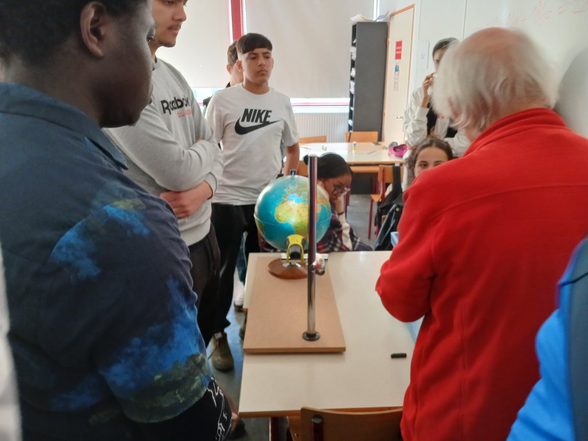 LPCarraz's tweet photo. ⏲️Tempus fugit ! Projet sur le temps en #UPE2A :
🪐Les élèves ont réalisé leurs cadrans solaires avec l'association d'astronomie Cygnus21
🪶Atelier d'écriture sur le temps et enregistrement à venir avec Le Cri de la plume https://t.co/6vAMnMpWK3