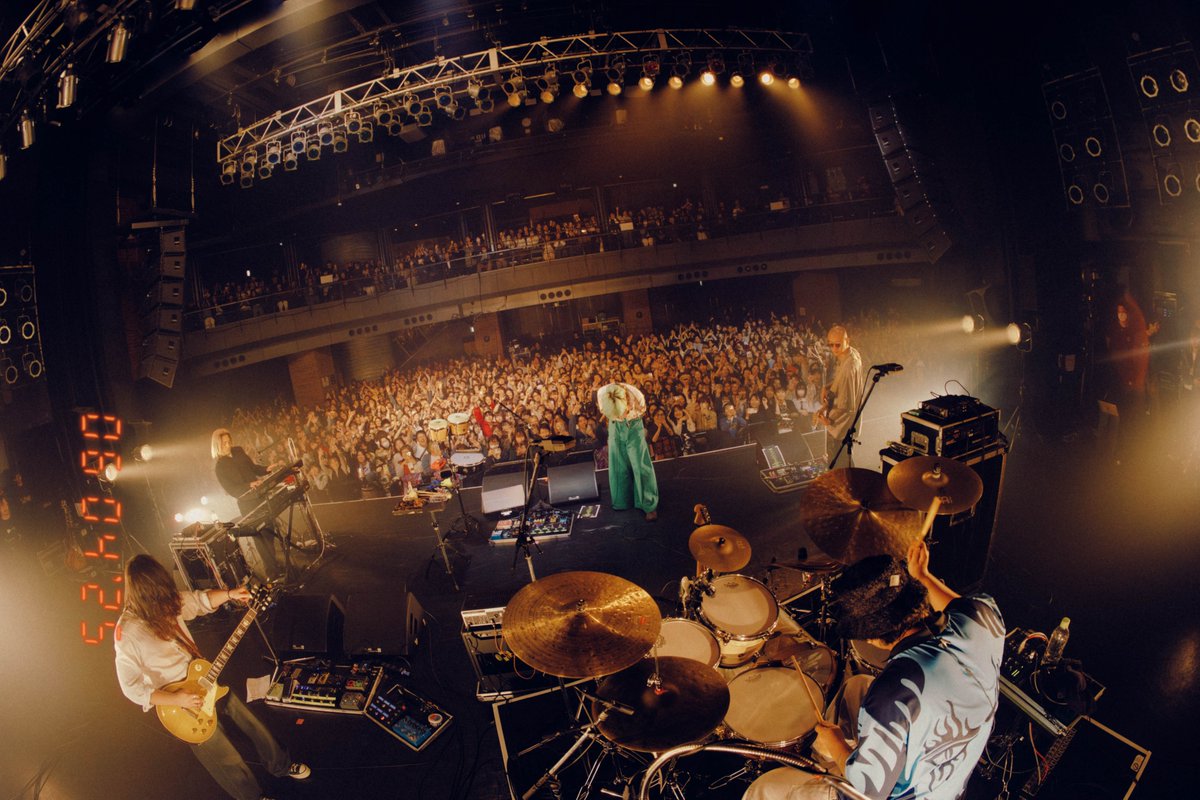 RIOT_TOKYO_'s tweet photo. NEW MUSIC FES "𝐑𝐈𝐎𝐓"
LIVE REPORT🔴

Kroi @KroiOfficial 

『RIOT』初回のヘッドライナーを飾ったのは、Kroi。盟友・BREIMENに負けじと、変幻自在なライブアレンジを施しながら迫力あるバンドアンサンブルで圧倒させる。全力で駆け抜けながら、パンパンなフロアがイントロで歓声を上げるほどの人気曲“Sesame”から“Amber”へ繋げたとき、内田怜央（Vo., Gt.）は声を詰まらせた。代わりにオーディエンスが合唱を始める。曲を終えたところで、「喉潰したわ！」「マネージャーの安藤はインディの頃から一緒にやってきた戦友。安藤の晴れ舞台に感極まって喉を潰しました」と内田。後半は急遽セットリストを変更し、まずは“HORN”。予定通り演奏した“侵攻”では、歌うようなギターソロでも魅せた。最後は「潰れるのも早いけど、治るのも早い」と勢い付けて、腹の底からシャウトしてみせてから“Juden”。それぞれのソロ回しでも歓声を誘い、《Everybody Funky》のコール ＆ レスポンスで大��団を迎えた。アンコールでは、ジェットコースターのような勢いのライブアレンジでアウトロの余韻も長めの“Fire Brain”を爆発させた。ピンチを熱狂に変えたKroiだった。

Text by 矢島由佳子 @yukako210
Photo by Renzo Masuda @renzomasuda

#RIOT2025