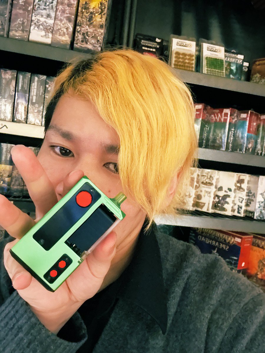 TOM__DoRa's tweet photo. 緑のガジェット感ヤバすぎて即決しました🥰💕💕💕
ボタンの配色もMODの質感もぶっ刺さり!!
このカラー被りにくいみたいなんでみんなオススメやでー🥳🥳🥳
#TOM #VEPE https://t.co/H3hX8ioNVA