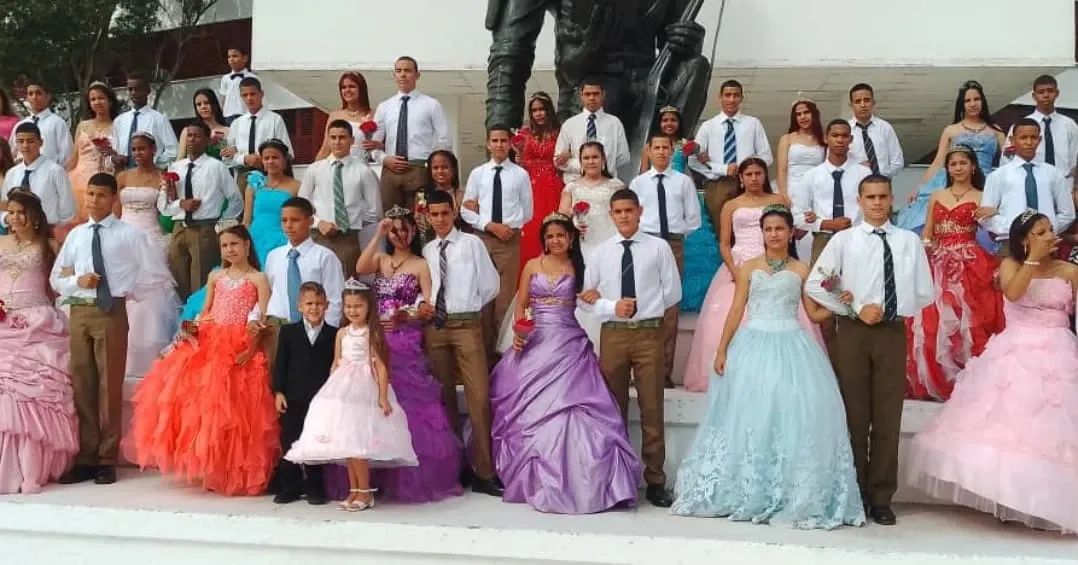 Se celebran los quince colectivos en la EMCC Sancti Spíritus  

¡Felicidades a todos los participantes por mantener viva esta hermosa tradición!  👏🎊 Que el legado de Camilo Cienfuegos siga inspirando cada paso en la formación de las nuevas generaciones de combatientes.  

#Cuba