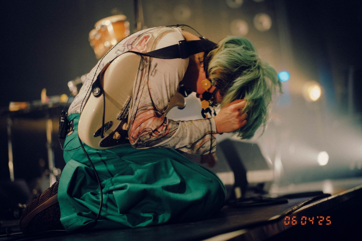 RIOT_TOKYO_'s tweet photo. NEW MUSIC FES "𝐑𝐈𝐎𝐓"
LIVE REPORT🔴

Kroi @KroiOfficial 

『RIOT』初回のヘッドライナーを飾ったのは、Kroi。盟友・BREIMENに負けじと、変幻自在なライブアレンジを施しながら迫力あるバンドアンサンブルで圧倒させる。全力で駆け抜けながら、パンパンなフロアがイントロで歓声を上げるほどの人気曲“Sesame”から“Amber”へ繋げたとき、内田怜央（Vo., Gt.）は声を詰まらせた。代わりにオーディエンスが合唱を始める。曲を終えたところで、「喉潰したわ！」「マネージャーの安藤はインディの頃から一緒にやってきた戦友。安藤の晴れ舞台に感極まって喉を潰しました」と内田。後半は急遽セットリストを変更し、まずは“HORN”。予定通り演奏した“侵攻”では、歌うようなギターソロでも魅せた。最後は「潰れるのも早いけど、治るのも早い」と勢い付けて、腹の底からシャウトしてみせてから“Juden”。それぞれのソロ回しでも歓声を誘い、《Everybody Funky》のコール ＆ レスポンスで大��団を迎えた。アンコールでは、ジェットコースターのような勢いのライブアレンジでアウトロの余韻も長めの“Fire Brain”を爆発させた。ピンチを熱狂に変えたKroiだった。

Text by 矢島由佳子 @yukako210
Photo by Renzo Masuda @renzomasuda

#RIOT2025