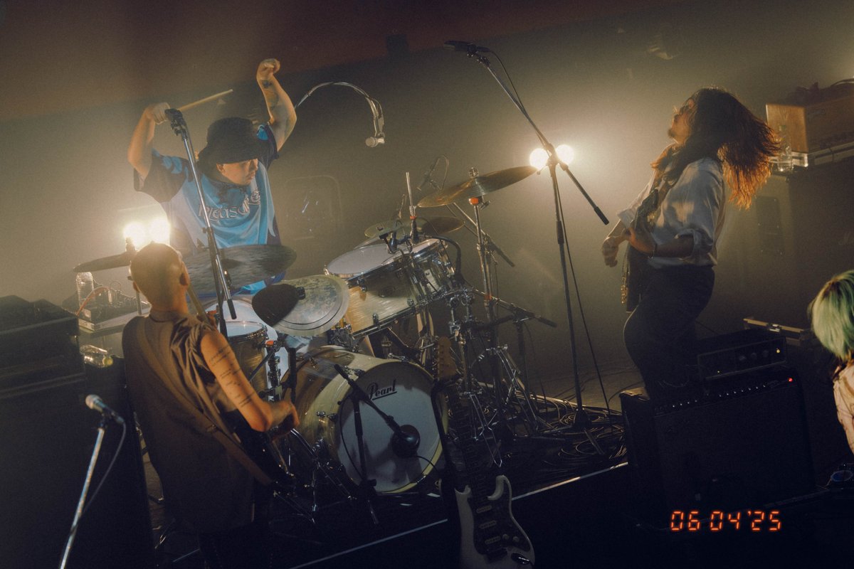 RIOT_TOKYO_'s tweet photo. NEW MUSIC FES "𝐑𝐈𝐎𝐓"
LIVE REPORT🔴

Kroi @KroiOfficial 

『RIOT』初回のヘッドライナーを飾ったのは、Kroi。盟友・BREIMENに負けじと、変幻自在なライブアレンジを施しながら迫力あるバンドアンサンブルで圧倒させる。全力で駆け抜けながら、パンパンなフロアがイントロで歓声を上げるほどの人気曲“Sesame”から“Amber”へ繋げたとき、内田怜央（Vo., Gt.）は声を詰まらせた。代わりにオーディエンスが合唱を始める。曲を終えたところで、「喉潰したわ！」「マネージャーの安藤はインディの頃から一緒にやってきた戦友。安藤の晴れ舞台に感極まって喉を潰しました」と内田。後半は急遽セットリストを変更し、まずは“HORN”。予定通り演奏した“侵攻”では、歌うようなギターソロでも魅せた。最後は「潰れるのも早いけど、治るのも早い」と勢い付けて、腹の底からシャウトしてみせてから“Juden”。それぞれのソロ回しでも歓声を誘い、《Everybody Funky》のコール ＆ レスポンスで大��団を迎えた。アンコールでは、ジェットコースターのような勢いのライブアレンジでアウトロの余韻も長めの“Fire Brain”を爆発させた。ピンチを熱狂に変えたKroiだった。

Text by 矢島由佳子 @yukako210
Photo by Renzo Masuda @renzomasuda

#RIOT2025