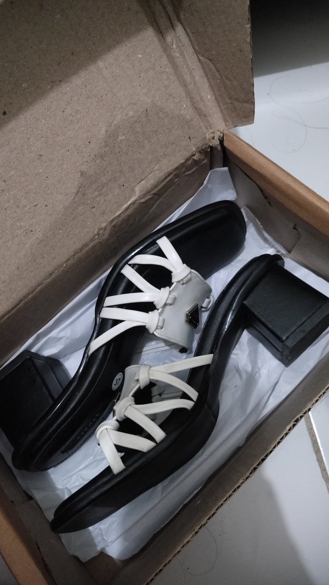 aleshalalaz's tweet photo. @unicelounge New size 37 kecil (muat di 36). Jual rugi jadi 150 ajaaa https://t.co/tJHb5pT9U0