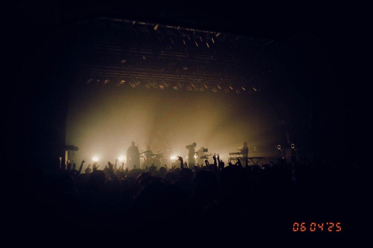 RIOT_TOKYO_'s tweet photo. NEW MUSIC FES "𝐑𝐈𝐎𝐓"
LIVE REPORT🔴

ジャンルを横断しながら新たな音楽を生み出しているアーティストたちが集結した『RIOT』。オーディエンスは自由に踊りながら音楽を楽しみ尽くし、フロアはずっと多幸感に満ちていた。Kroi・内田は「絶対に2回目やってください！ みんな絶対に2回目も来てください！」と『RIOT』第2回の開催を予感させた。それを叶えるためにもっとも必要なこととは、内田が最後に残した言葉の通りだろう――「こういうヤバい夜をこれからもみんなで作っていこうと思うので、音楽を好きでいてください」。

Text by 矢島由佳子 @yukako210 
Photo by Renzo Masuda @renzomasuda 

#RIOT2025
