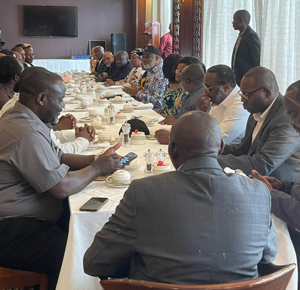 Katsuva_R's tweet photo. Professeurs d'universités, hauts stratèges économiques, ingénieurs ou encore docteurs Congolais de la diaspora ont été reçus à Goma par les responsables  dr AFC/M23 dont Corneille Nangaa, Magloire Paluku et Delion. https://t.co/L5n7C9h3ne