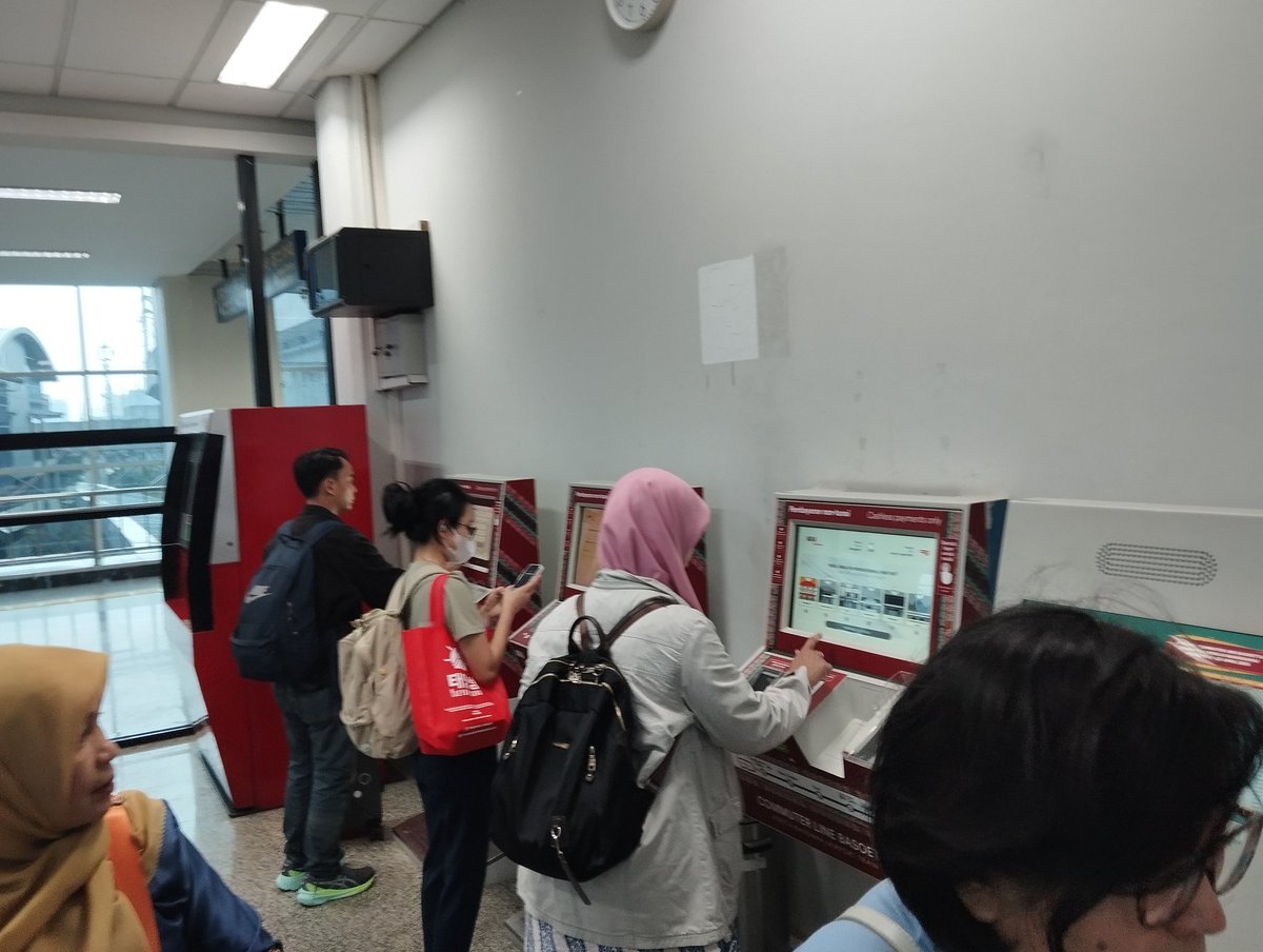 ihamz's tweet photo. Hello @CommuterLine @KAI121 gimana nih pelayanan CL Basoetta di Stasiun Manggarai. Pembayaran pakai QRIS gagal terus sdgkan pakai debit alatnya ga ada. Harusnya dapet CL Basoetta jam 16.30 jadinya dapet yg jam brktnya. CS yang ada jg tidak solutif, mohon perbaikannya. Terimakasih https://t.co/WZYfmT2fJi