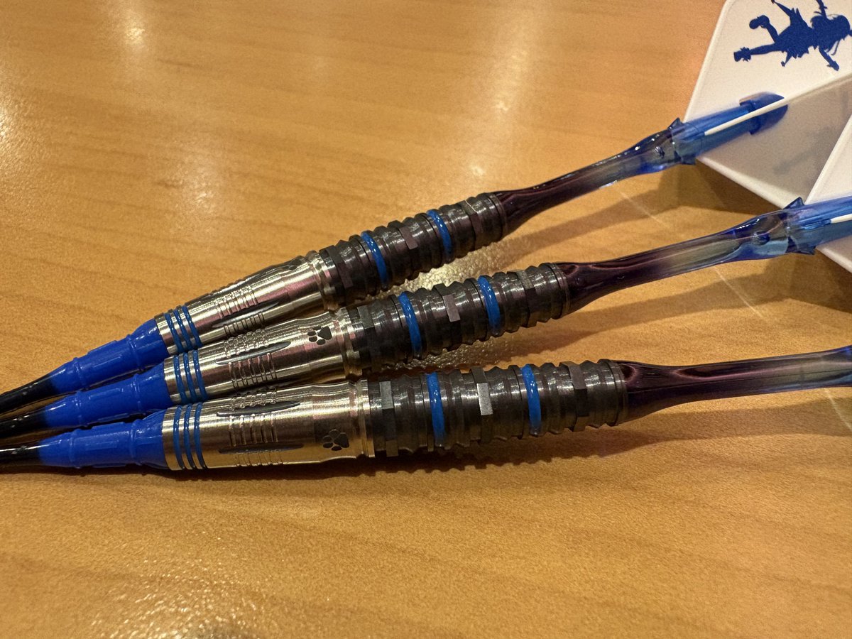 hiroslog's tweet photo. 推しダーツ作りました🎯
フライトはコラボモデル。バレルはTARGET KANON 4.0で、ブルーのアクセントに肉球のデザインがかわいい🐾 軽めのトルピードで投げやすいので、そらちゃんにもオススメです(๑╹ᆺ╹)✨
オレンジのダーツケースはそらちゃんとおそろっち💕

#ときのそらと一緒
#ホロリスダーツ部 https://t.co/NYMbAS41Q9