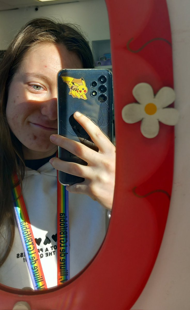 cris_20001's tweet photo. No sé si enamorarme o decir que tengo unos ojos increíbles @MentaRblx @10christiaaan__ @HDSuperSonicoHD https://t.co/pyEZLN1dIm