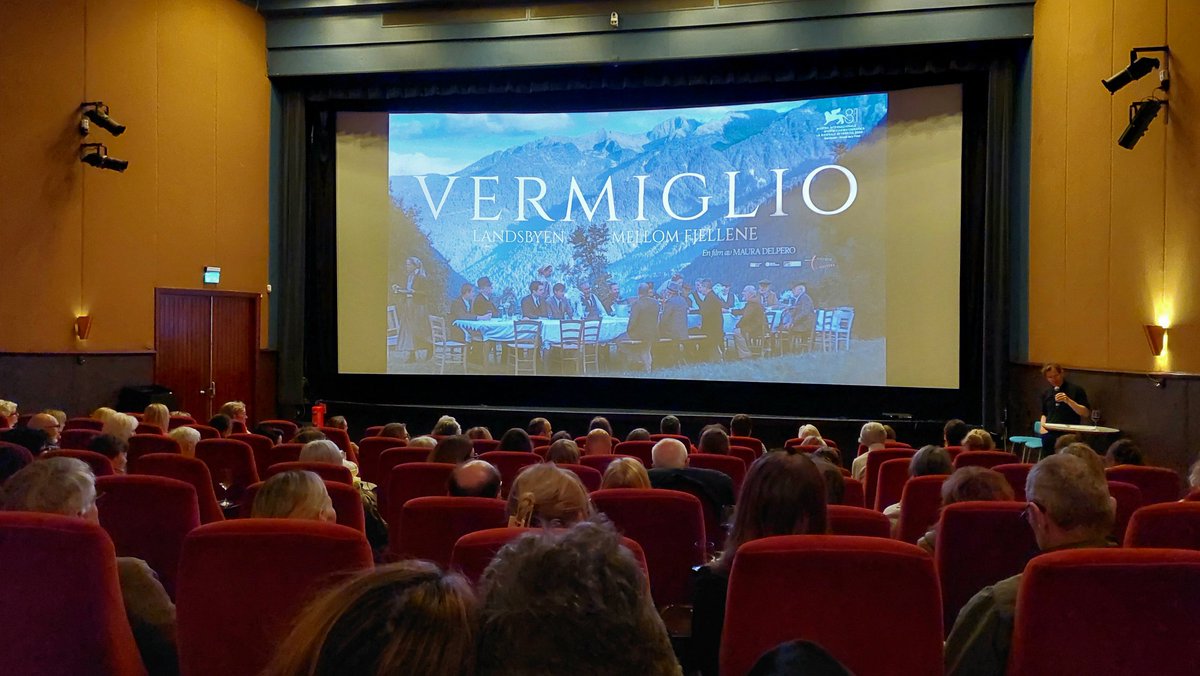 NicolettiStef63's tweet photo. Sala gremita al cinema #Gimle di #Oslo l'altra sera per la première del film #Vermiglio di #MauraDelpero. Girato sulle Alpi, nel piccolo borgo montano di Vermiglio in Val di Sole, al confine fra Trentino e Lombardia, il film è un affresco intimo ma corale delle vicissitudini della numerosa famiglia del maestro del paese, la cui vita sarà sconvolta dall'arrivo di un soldato siciliano dal fronte di guerra. E' un racconto - in dialetto - di un mondo antico, ai tempi della grande guerra, osservato con attenzione e restituito con commovente naturalezza. Il film è candidato a 14 David di Donatello. Da vedere.
#CineItaliano