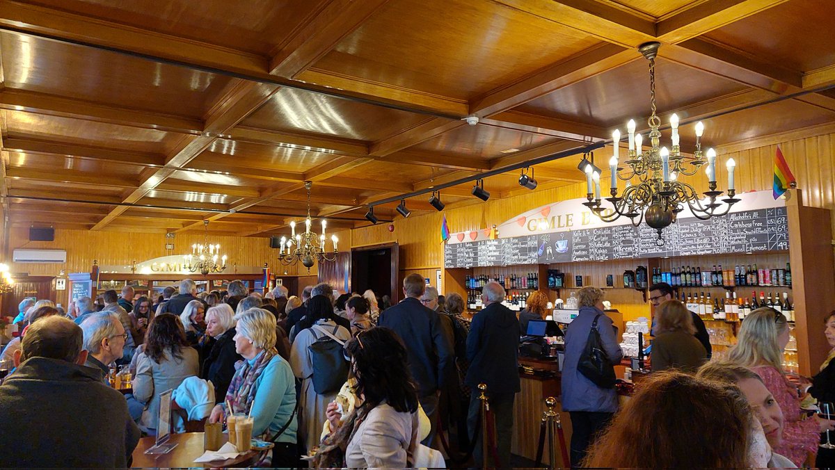 NicolettiStef63's tweet photo. Sala gremita al cinema #Gimle di #Oslo l'altra sera per la première del film #Vermiglio di #MauraDelpero. Girato sulle Alpi, nel piccolo borgo montano di Vermiglio in Val di Sole, al confine fra Trentino e Lombardia, il film è un affresco intimo ma corale delle vicissitudini della numerosa famiglia del maestro del paese, la cui vita sarà sconvolta dall'arrivo di un soldato siciliano dal fronte di guerra. E' un racconto - in dialetto - di un mondo antico, ai tempi della grande guerra, osservato con attenzione e restituito con commovente naturalezza. Il film è candidato a 14 David di Donatello. Da vedere.
#CineItaliano