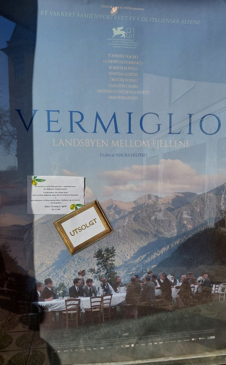 NicolettiStef63's tweet photo. Sala gremita al cinema #Gimle di #Oslo l'altra sera per la première del film #Vermiglio di #MauraDelpero. Girato sulle Alpi, nel piccolo borgo montano di Vermiglio in Val di Sole, al confine fra Trentino e Lombardia, il film è un affresco intimo ma corale delle vicissitudini della numerosa famiglia del maestro del paese, la cui vita sarà sconvolta dall'arrivo di un soldato siciliano dal fronte di guerra. E' un racconto - in dialetto - di un mondo antico, ai tempi della grande guerra, osservato con attenzione e restituito con commovente naturalezza. Il film è candidato a 14 David di Donatello. Da vedere.
#CineItaliano