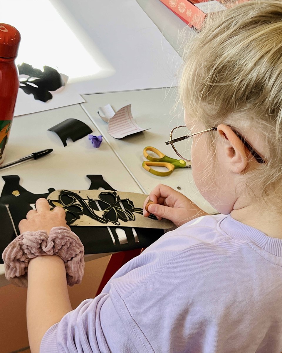 villehulluch's tweet photo. 📸 Mercredi 9 avril, en partenariat avec l’@AggloLensLievin, la médiathèque a accueilli l’artiste Majeon Art pour un atelier parent-enfant 🎨

#art #lenslievin #pasdecalais https://t.co/HxQpNqY6hL