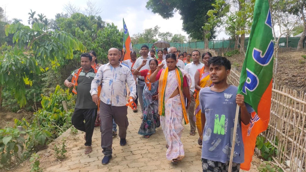 malinabjp57's tweet photo. #ভারতীয়জনতাপার্টি সর্বদা সাধারণ জনগণের পাশে সারা বছর থাকে । 
যুবরাজনগর বিধানসভার "শ্রীপুর গ্রাম পঞ্চায়েতের" কার্যকর্তা ও নেতৃত্বদের সাথে প্রতিঘর জনসম্পর্ক অভিযানে যাই । কোনায়-কোনায়, গলি- মহল্লায় , গ্রাম- শহরে পৌঁছে গেছে উন্নয়নের ছোঁয়া । 
#BJP4ViksitBharat 
#গাওচলোঅভিযান https://t.co/zGVrEuWOVQ