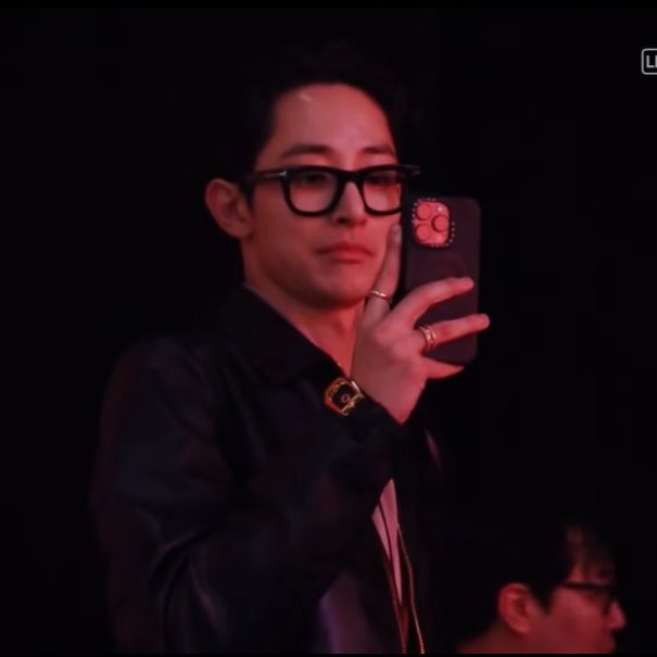 jjemnyangie's tweet photo. lee soohyuk took a pict of cye during their speech like a proud father 🥹 https://t.co/sRqIiMBnWT