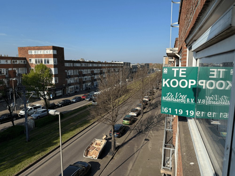 De zon schijnt over de Rotterdamsedijk in Schiedam. Een wijk met karakter, historie én beweging.

Bent u op zoek naar een:
𝗩𝗲𝗿𝗸𝗼𝗼𝗽𝗺𝗮𝗸𝗲𝗹𝗮𝗮𝗿?
𝗔𝗮𝗻𝗸𝗼𝗼𝗽𝗺𝗮𝗸𝗲𝗹𝗮𝗮𝗿?
𝗧𝗮𝘅𝗮𝘁𝗲𝘂𝗿?
devreemakelaardij.nl