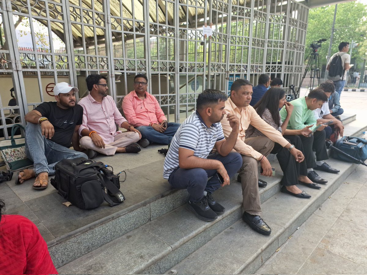 पत्रकारों के जीवन में हरेक रंग होते है 
कभी वातानुकूलित कमरे से निकलते नहीं है कभी दिल्ली के भीषण गर्मी के मेट्रो स्टेशन के बाहर छत के सहारे समय बिताना पड़ता है । 
काम है क्या कर सकते है हमेशा कोशिश रहती है अपना 100% दिया जाय । 
NIA ऑफिस के सामने आज सुबह से ड्यूटी लगी है ।