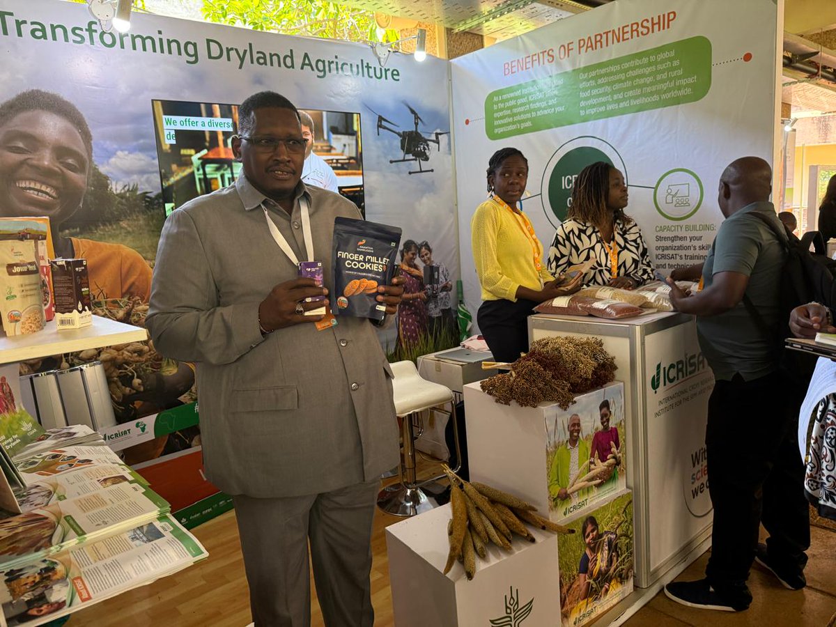 Day 5 – ICRISAT at #CGIARScienceWeek

The energy at the ICRISAT booth is electric, with visitors eager to explore the power of dryland cereals and legumes.

We were honored to welcome Dr Eliud Kireger, Director General of <a href="/kalromkulima/">KALRO</a>, as he explored our #SmartFood—Good for you,