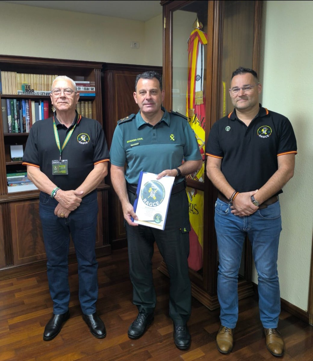 Retirados Asociados Guardia Civil de España 🇪🇸 (@ragceasociados) on Twitter photo El General de Brigada Excmo. Sr. D. Juan Hernández Mosquera recibe en audiencia al Delegado <a href="/RagceTenerife/">RAGCE TENERIFE</a>, Sargento 1º (R) Barbosa, y al Delegado de <a href="/RAGCELAPALMA/">RAGCE LA PALMA</a> <a href="/guardiacivil/">Guardia Civil</a> (R) Jacob, informando de sus actividades y fortalecer los lazos institucionales
#SiempreGuardiaCivil El General de Brigada Excmo. Sr. D. Juan Hernández Mosquera recibe en audiencia al Delegado <a href="/RagceTenerife/">RAGCE TENERIFE</a>, Sargento 1º (R) Barbosa, y al Delegado de <a href="/RAGCELAPALMA/">RAGCE LA PALMA</a> <a href="/guardiacivil/">Guardia Civil</a> (R) Jacob, informando de sus actividades y fortalecer los lazos institucionales
#SiempreGuardiaCivil