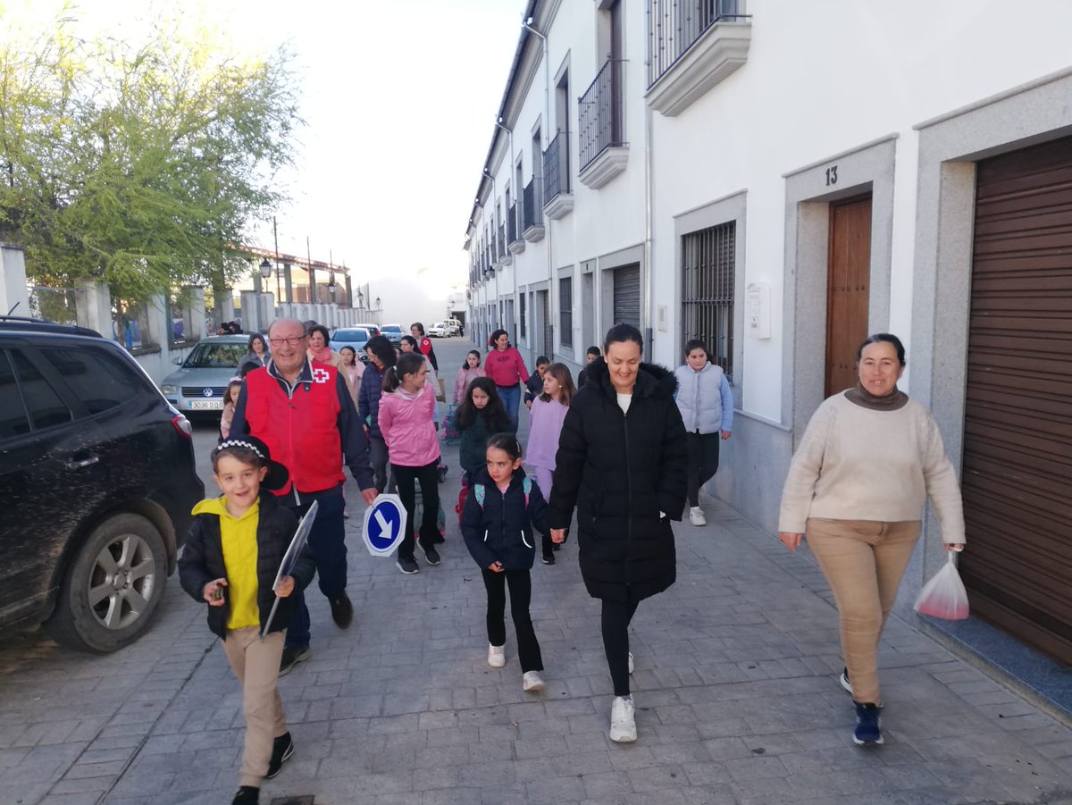 14007246P's tweet photo. 🚶‍♂️🌟 Una semana más, desde el programa agente tutor hemos realizado talleres y el pedibús escolar. ¡Nuestros niños han podido disfrutar de esta actividad tan divertida y educativa! Gracias a tod@s por hacerlo posible. 💚 #PedibusEscolar #Educación https://t.co/vN2MMhUSNH