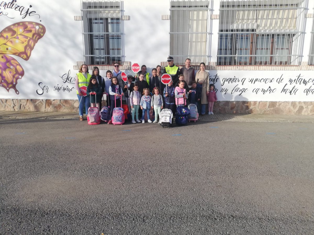 14007246P's tweet photo. 🚶‍♂️🌟 Una semana más, desde el programa agente tutor hemos realizado talleres y el pedibús escolar. ¡Nuestros niños han podido disfrutar de esta actividad tan divertida y educativa! Gracias a tod@s por hacerlo posible. 💚 #PedibusEscolar #Educación https://t.co/vN2MMhUSNH