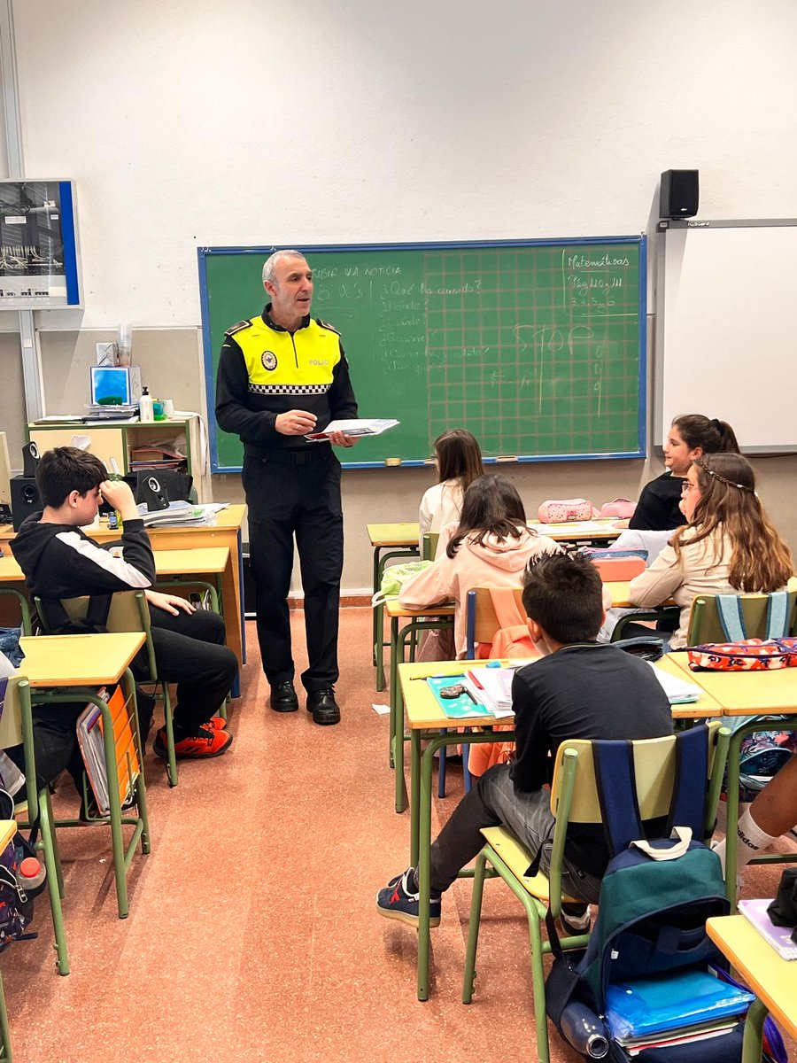 14007246P's tweet photo. 🚶‍♂️🌟 Una semana más, desde el programa agente tutor hemos realizado talleres y el pedibús escolar. ¡Nuestros niños han podido disfrutar de esta actividad tan divertida y educativa! Gracias a tod@s por hacerlo posible. 💚 #PedibusEscolar #Educación https://t.co/vN2MMhUSNH