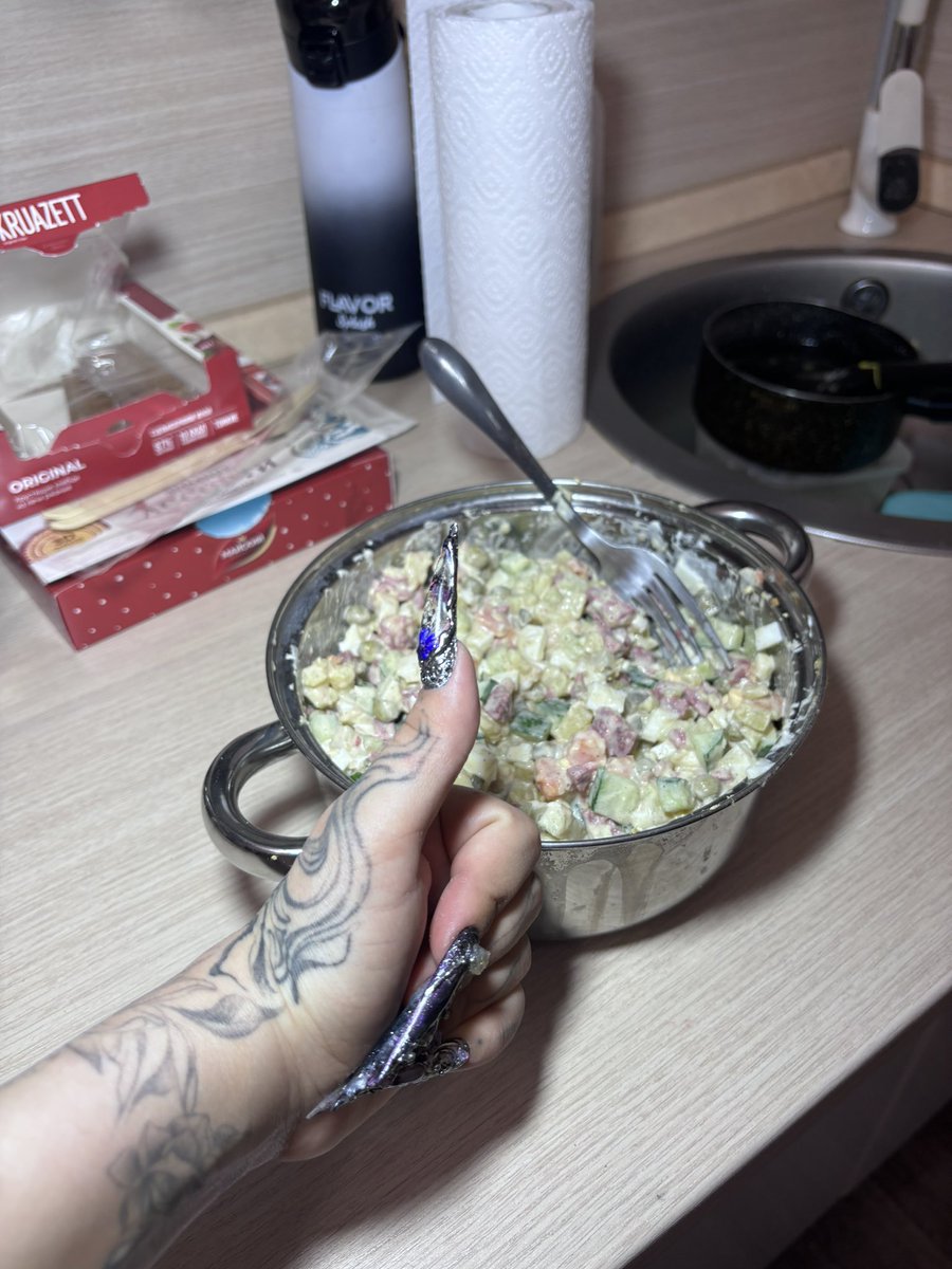 dschdsgn's tweet photo. Сделала тазик оливье с Вег колбасой 
Думала, кринж не кринж 
Но там такой снег, что по вайбу нормально https://t.co/PDCaDvzYz8