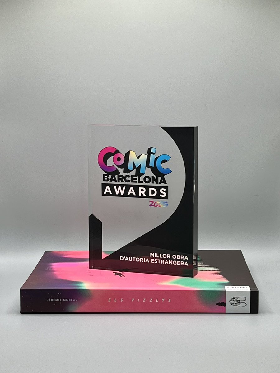 💐 Fa una setmana, 𝘌𝘭𝘴 𝘗𝘪𝘻𝘻𝘭𝘺𝘴 de Jérémie Moreau va guanyar el Premi a Millor Obra d’Autoria Estrangera del <a href="/COMIC_bcn/">COMIC BARCELONA</a> 

Celebrem-ho llegint-lo 🔗 shorturl.at/wqDud