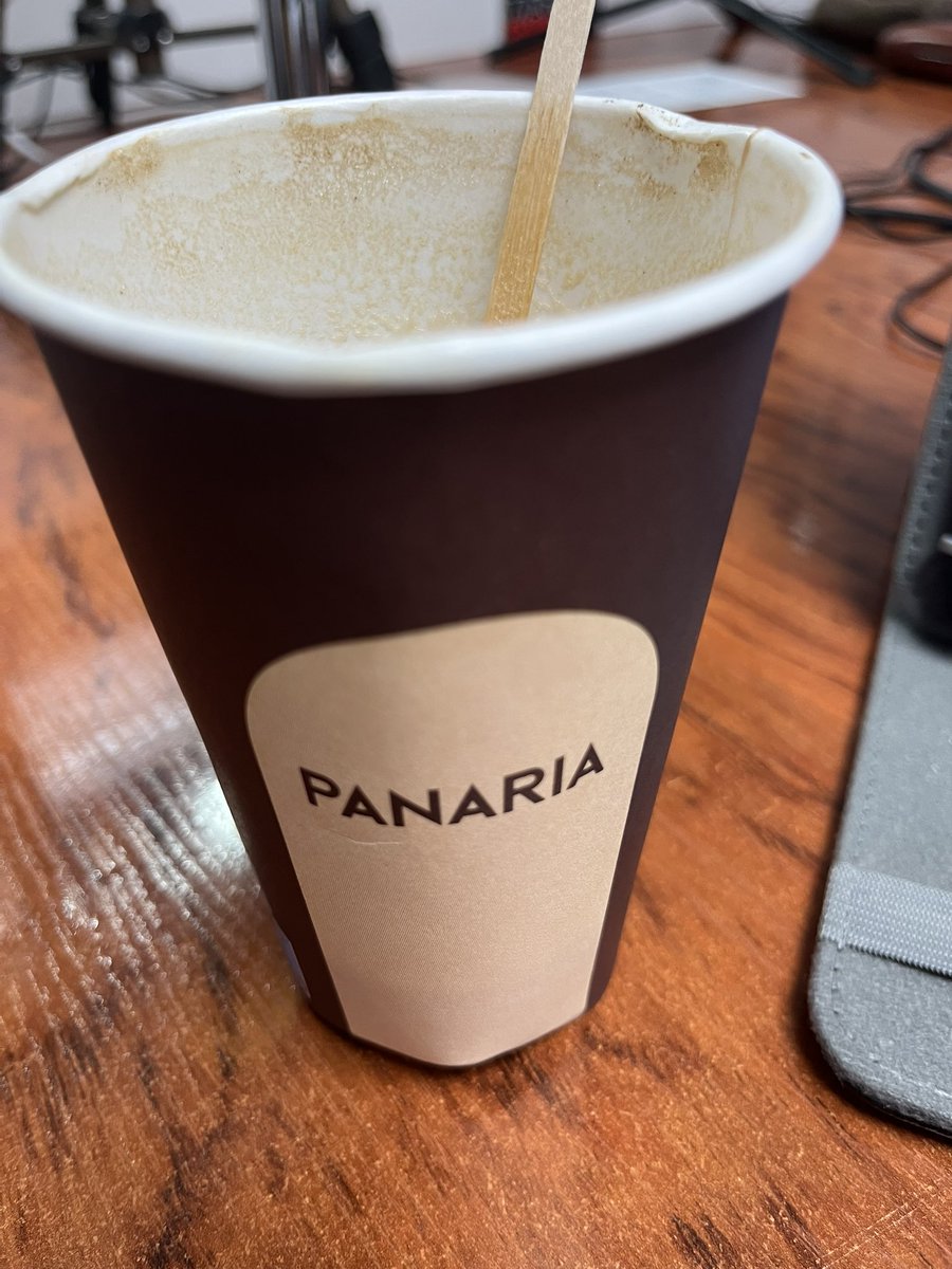 Hui he patit discriminació lingüística i la parauleta maleducat per demanar un cafè amb llet i no cedir a parlar en castellà. Al Panaria del carrer Hospital de València. Fins ara sempre m’havien atès correctament. 3 persones històriques. Això si a tots els guiris atesos …