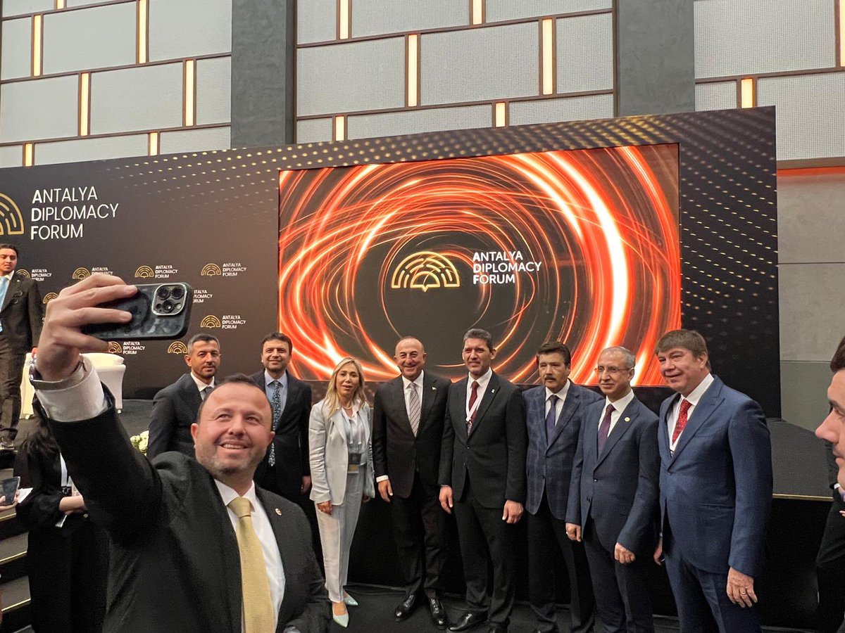 ethemtas's tweet photo. 🌍🤝Küresel değişimlerin ve kırılmaların ele alındığı #AntalyaDiplomasiForumu2025 başladı…

"Ayrışan Dünyada Diplomasiyi Sahiplenmek" temasıyla Cumhurbaşkanımız Sayın Recep Tayyip Erdoğan'ın himayelerinde ve Dışişleri Bakanlığımızın ev sahipliğinde gerçekleşen forum, küresel vizyonun yeniden şekillendiği bir platform sunuyor.

Dünya liderlerini, diplomatları ve uzmanları bir araya getiren bu önemli buluşma geleceğin diplomatik çözümleri için kritik önem taşıyor. 

Türkiye'nin diplomasi alanındaki bu güçlü girişimi, bölgesel ve küresel barışa katkı sağlayacaktır. İlgi ile takip ediyor, ülkemiz için hayırlı sonuçlar getirmesini diliyorum. @RTErdogan 

#ADF2025