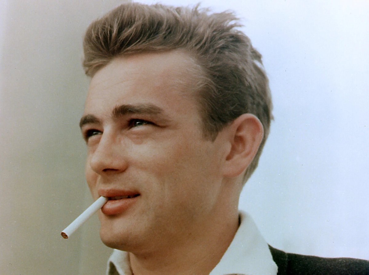 Theoldmovieguy's tweet photo. James Dean once showed up to a formal Hollywood party barefoot, claiming “shoes cramp my style.” Only he could get away with it — rebel on screen and on the red carpet. 😎🖤 #JamesDean #HollywoodLegend #RebelWithoutACause #OldHollywood #ClassicCool #FunnyCelebStories https://t.co/4q6b2YYki6