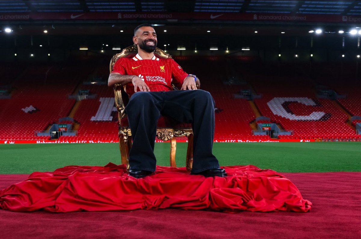 الملك يجدد عقده الملك باقي في ليفربول 
فليذكر التاريخ بأن الاسطورة محمد صلاح
من اوفى لاعبين في التاريخ استمر رغم كل
المغريات الف مبرووك 😍😍❤️❤️❤️.