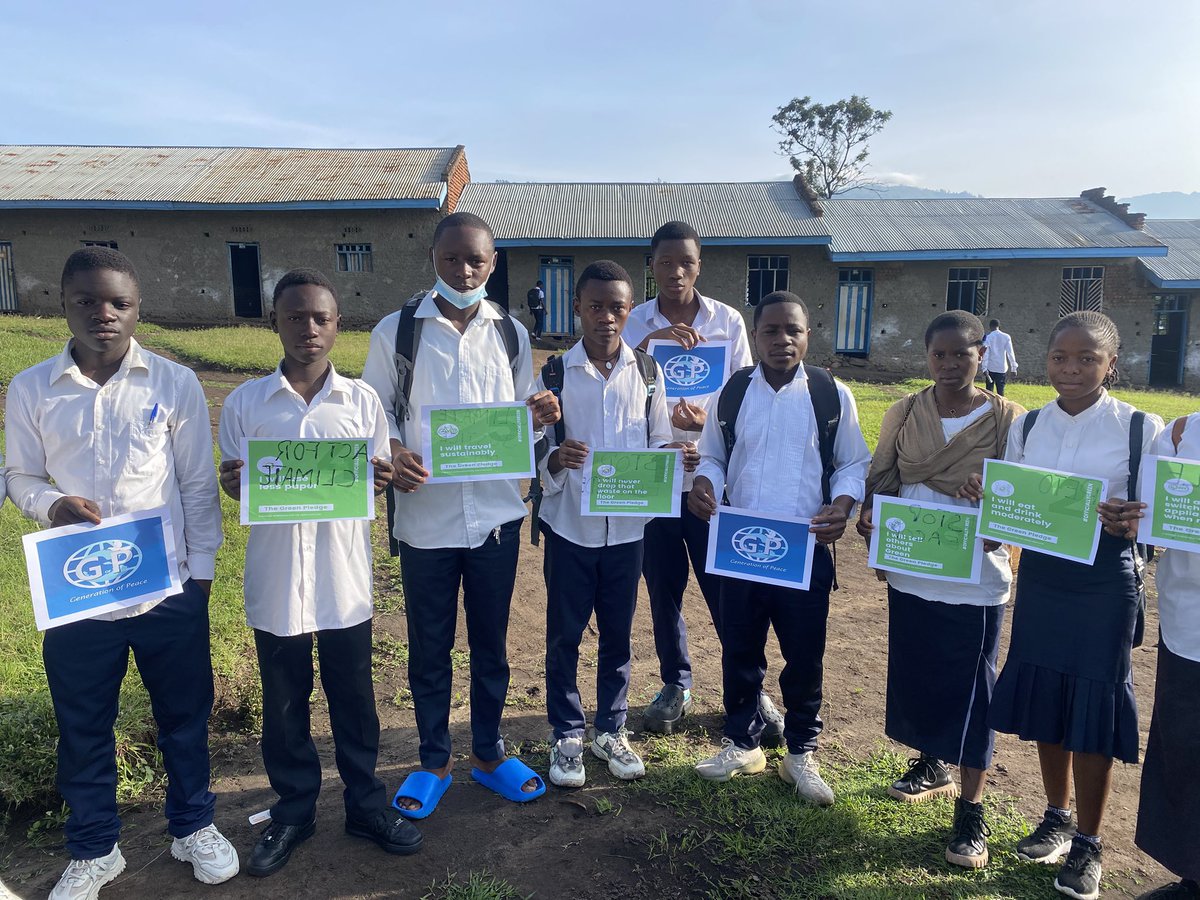 matthieu_ivogha's tweet photo. Une fois les jeunes comprendrons la nécessité de la lutte contre le changement climatique rien ne pourra empêcher le meilleur résultat. Aujourd’hui nous avons échangé avec les élèves de l’inst kasindi sur le climat où ns avons soulevé le danger et partagé les pistes de solution. https://t.co/xnkoIZFRwT