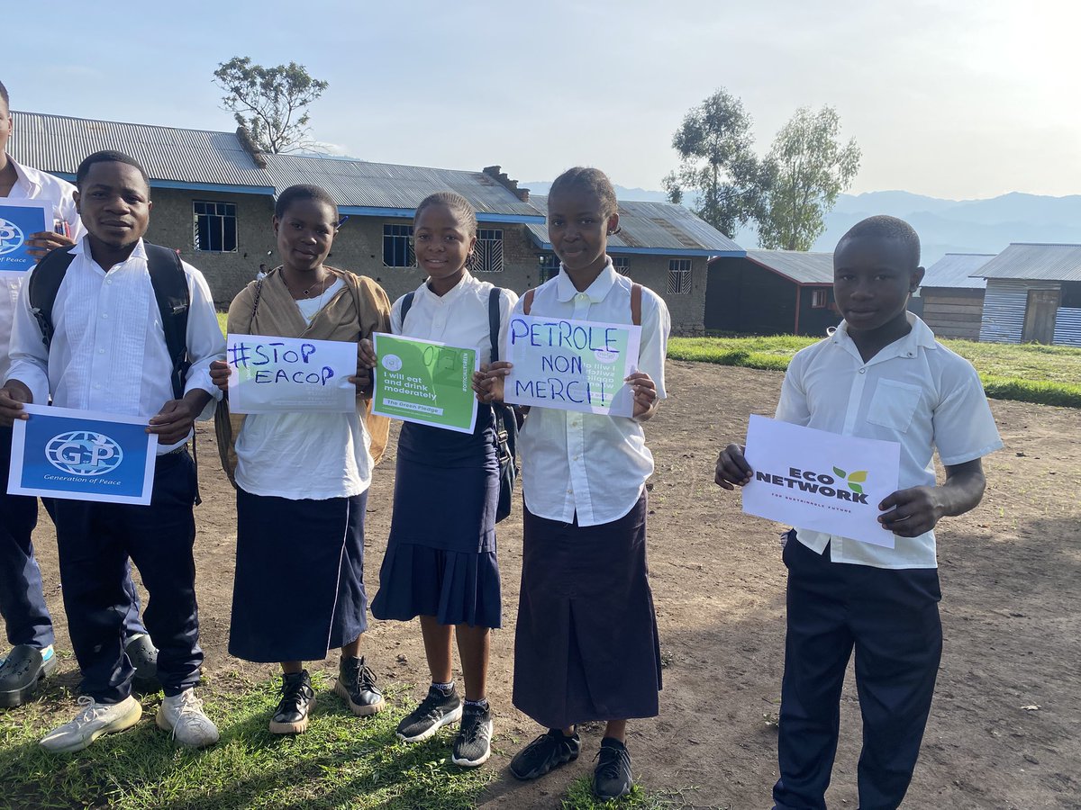matthieu_ivogha's tweet photo. Une fois les jeunes comprendrons la nécessité de la lutte contre le changement climatique rien ne pourra empêcher le meilleur résultat. Aujourd’hui nous avons échangé avec les élèves de l’inst kasindi sur le climat où ns avons soulevé le danger et partagé les pistes de solution. https://t.co/xnkoIZFRwT