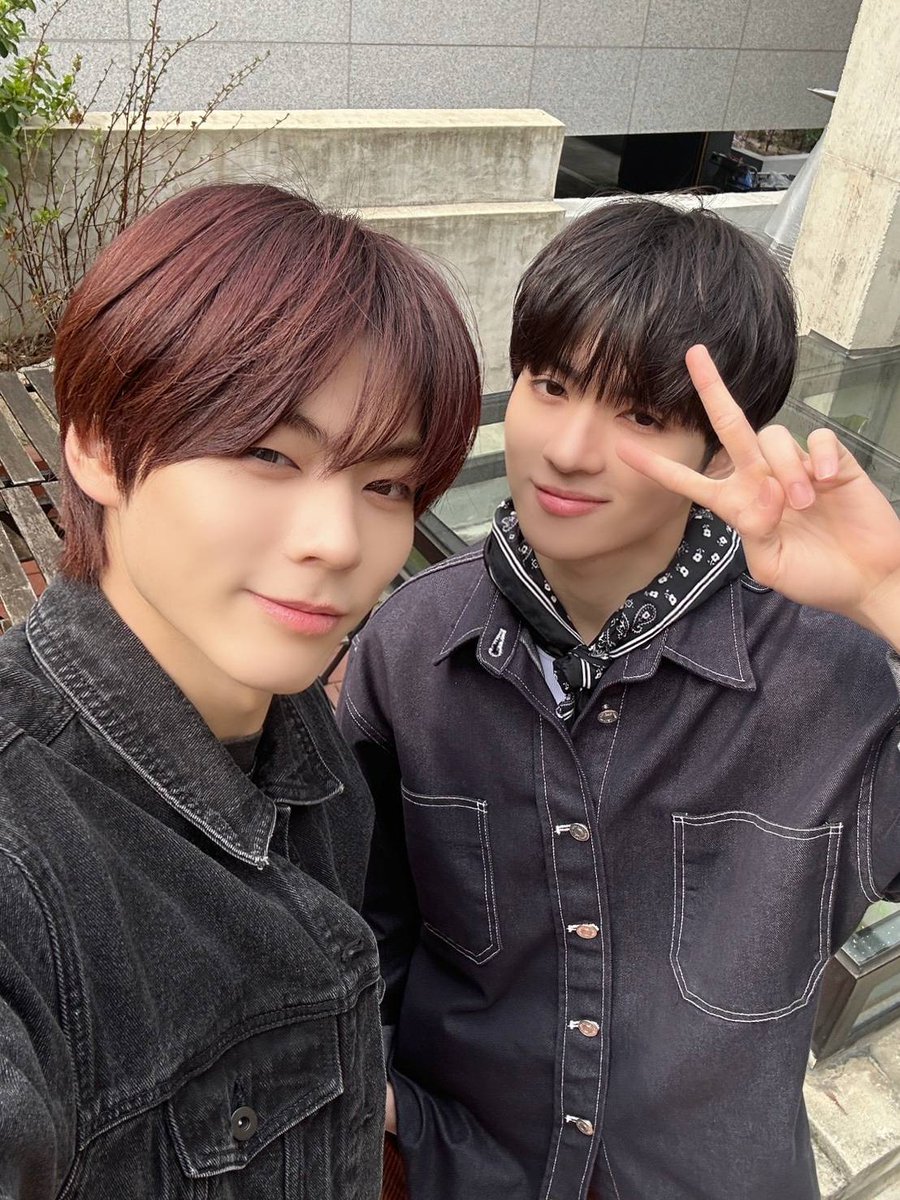 POW_grid's tweet photo. [#HONG]
우리 요치형 생일 진짜 진심으로 축하해💕💕
올해도 아프지말고 다치지 말고! 건강하고 재밌는 일만 가득했으면 좋겠엉 ㅋㅋㅋㅋㅋㅋ
형이랑 있으면 늘 편하고 웃겨서 너무 좋아~~~!!
앞으로도 쭉 우리 같이 재밌게 잘 지내보자 횽아
항상 홍랑해💕😾
#POW #파우 #홍 #HAPPY_YORCH_DAY https://t.co/nOdtKffXb9