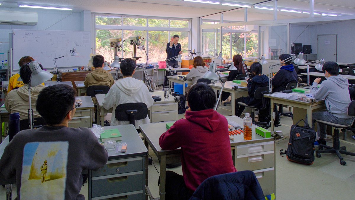 oumitokei's tweet photo. 1年生は午前中、近江神宮境内の各施設を見学致しました。
その後、工具類の配布を行いました。
今回は約80点程の工具類を配布しましたが、今後も続々と配布を予定しております。

#Bergeon #明工舎 #HOROTEC #時計 #時計修理 #専門学校 #近江神宮 #神社 #勅祭社 #大津市 #滋賀県 https://t.co/otApVNDJJ6