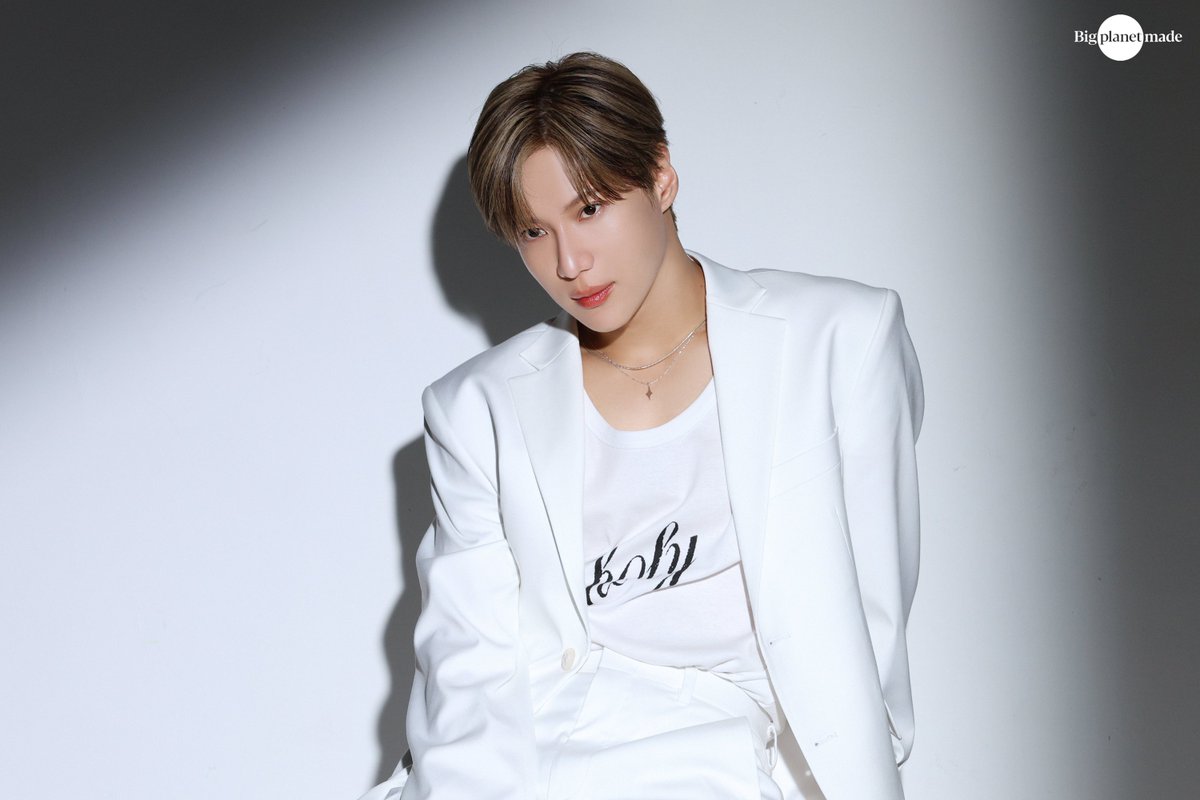 Taemin_Xoalsox_'s tweet photo. [#태민] 📸

[태민] '태'양을 마주할 때 가장 빛나는 '태'민. 'AHC' 광고 촬영 비하인드

🔗 https://t.co/FHBCgAcJ2x

#TAEMIN
#AHC https://t.co/Hzgf93grva