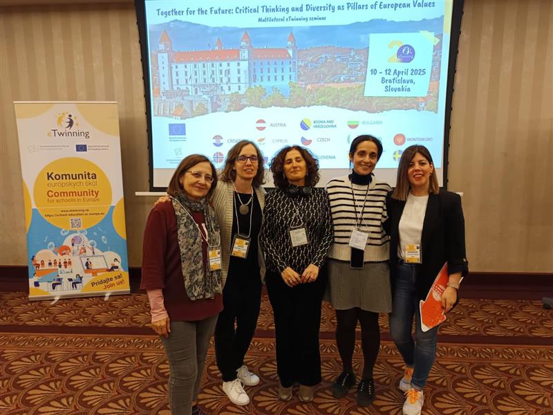 🧠La representación española celebranda el 20 aniversario #eTwinning20 en el Seminario "Critical thinking and diversity as pillars of European Values" en Bratislava

🥳Celebrando lo que nos une