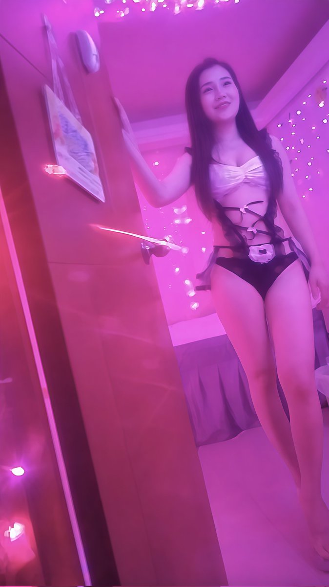 逼毛都露出来了,露奶更是楼凤的普遍操作。

香港卖淫不违法,嫖娼不违法。于是三大淫楼四大色街生意红火 名扬海内外。

上海X友周末特意坐飞机到香港扫楼,用他的原话:跑断腿 累断腰 操断屌。

后续将推出更多关于香港色情业现状的文章,X友们记得关注我。 https://t.co/shEB6ztAm3