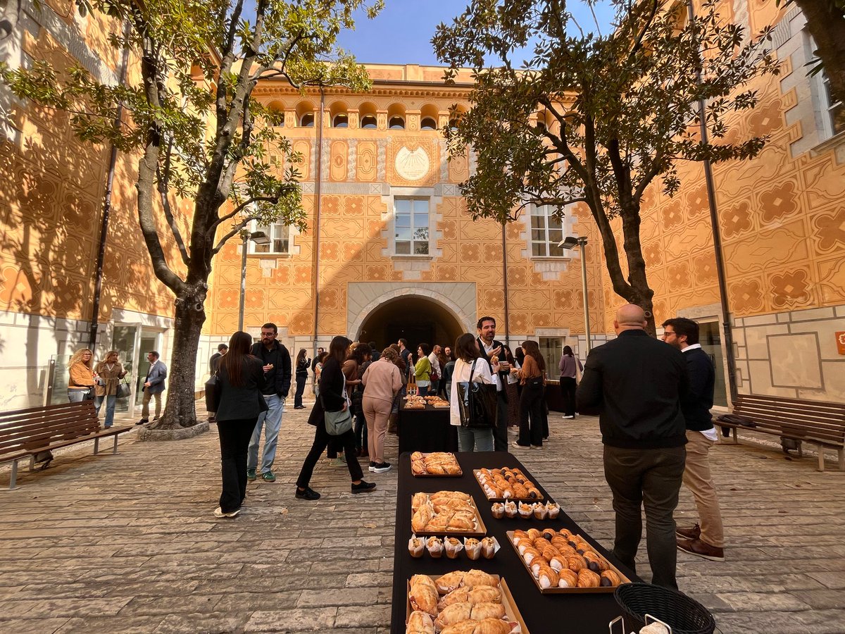 Avui a #Girona, organitzem la Jornada Catalana d’Oftalmologia per a Farmàcia Hospitalària!
🔍 Anatomia ocular, casos clínics, opcions terapèutiques i espais de debat per reforçar la col·laboració entre farmacèutics i oftalmòlegs, amb l’aval de <a href="/SCFarmClin/">SC Farmàcia Clínica</a>.
