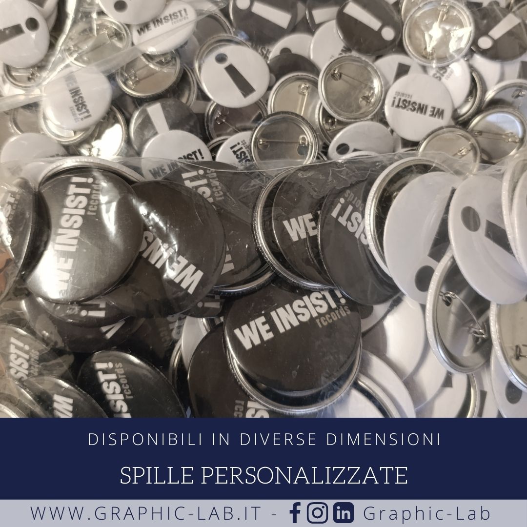 Spille personalizzate disponibili in varie Dimensioni con chiusura a tramite spilla o magnetica. A disposizione anche magneti personalizzati in varie forme e dimensioni. Maggiori info: graphic-lab.it/spille-persona…