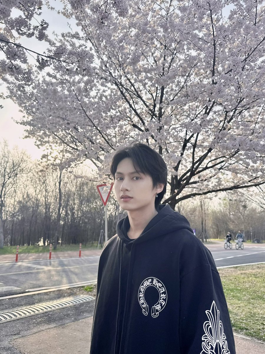 xueishaoo's tweet photo. AAAA WE GOT NEW JUNHUI PHOTOS !!! 🥹🤍 https://t.co/Xp1r0R6cX4
