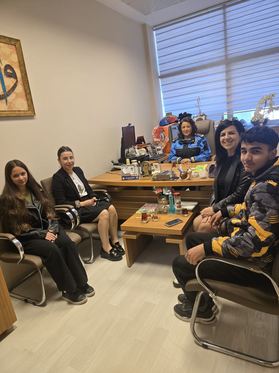 10 Nisan Polis Haftası nedeniyle İzmir İl Emniyet Müdür Yardımcısı Gülsüm Gültepe yi öğrencilerimizle ziyaret ettik . Kendilerine kurumumuza katkıları ve ilgisi için teşekkür ederiz. 
<a href="/konak_ilcemem/">Konak İlçe Milli Eğitim Müdürlüğü</a> 
<a href="/MetinEnder35/">Metin Ender KARABULUT</a> 
<a href="/EmniyetIzmir/">İzmir Emniyet Müdürlüğü</a>