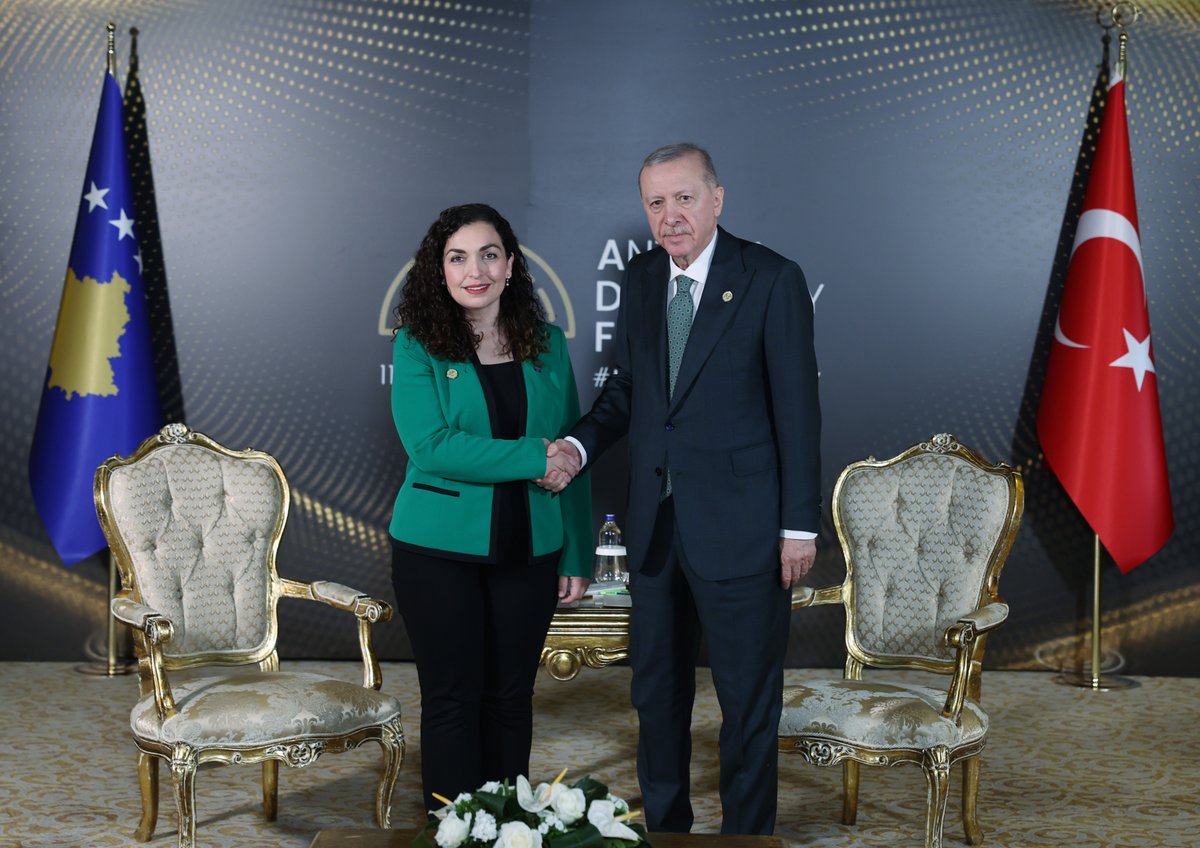 Akparti's tweet photo. Cumhurbaşkanımız Sayın Recep Tayyip Erdoğan, 4. Antalya Diplomasi Forumu (ADF2025) kapsamında Kosova Cumhurbaşkanı Vjosa Osmani Sadriu ile bir araya geldi. https://t.co/uupEFNQx6s