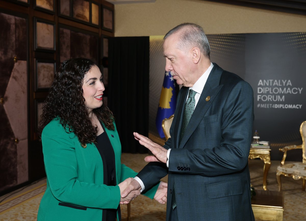Akparti's tweet photo. Cumhurbaşkanımız Sayın Recep Tayyip Erdoğan, 4. Antalya Diplomasi Forumu (ADF2025) kapsamında Kosova Cumhurbaşkanı Vjosa Osmani Sadriu ile bir araya geldi. https://t.co/uupEFNQx6s